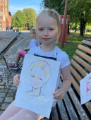  Полина держит свой шарж на острове Канта, Михаил Шабалин, шаржист